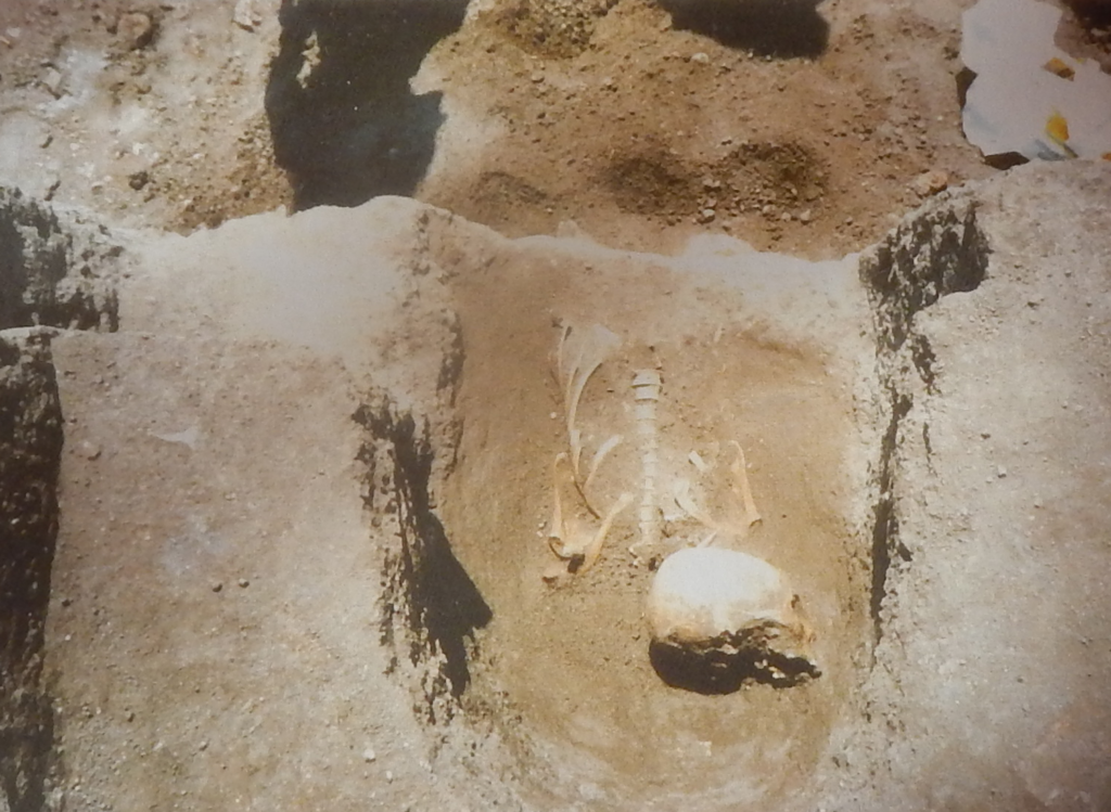 Fossa terragna nel sagrato della Cattedrale di Oristano