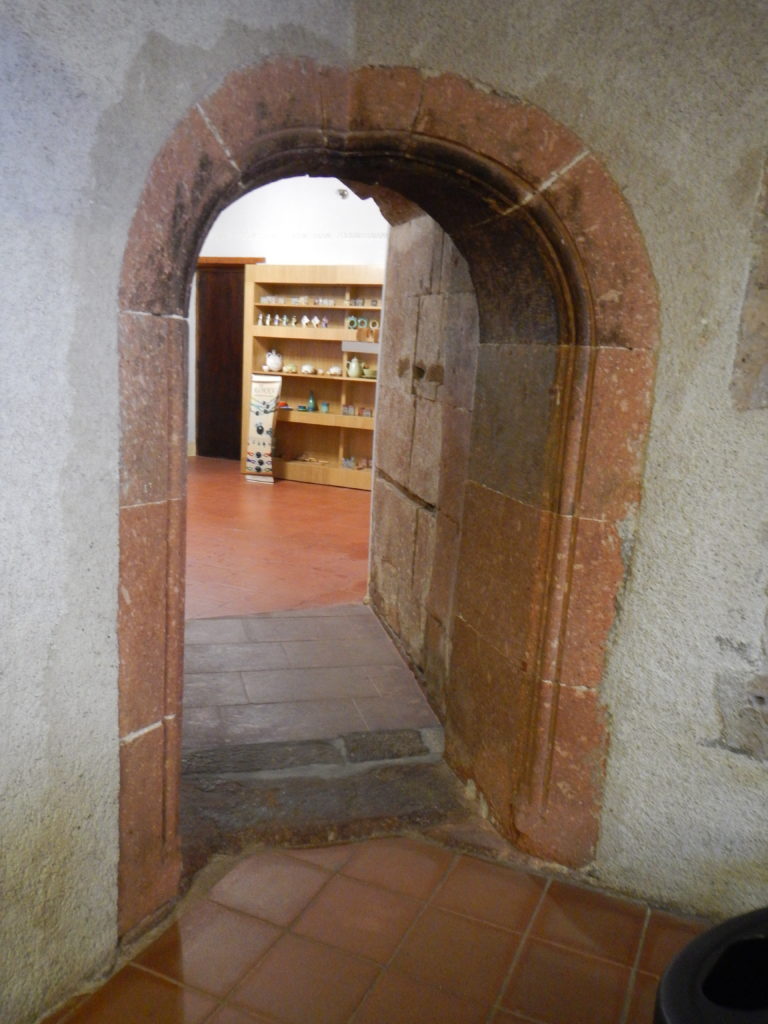 Porta ad angolo originale della Casa Aragonese