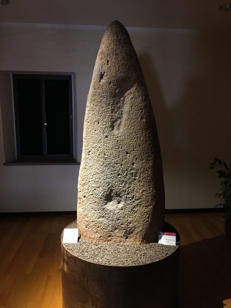 Bau Carradore III (Laconi). Menhir protoantropomorfo