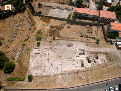 Vista aerea della necropoli punica di Sant'Antioco, ben visibili gli accessi scavati sul bancone roccioso.