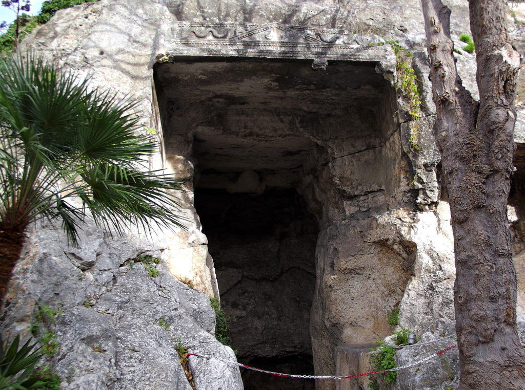 Ingresso della Grotta della Vipera (Tuvixeddu, Cagliari)