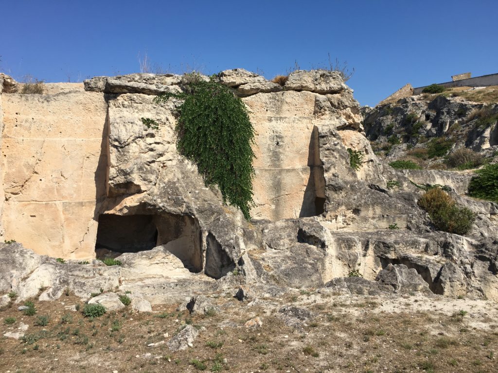 Sezione di una tomba a pozzo con camera (Necropoli di Tuvixeddu, Cagliari)