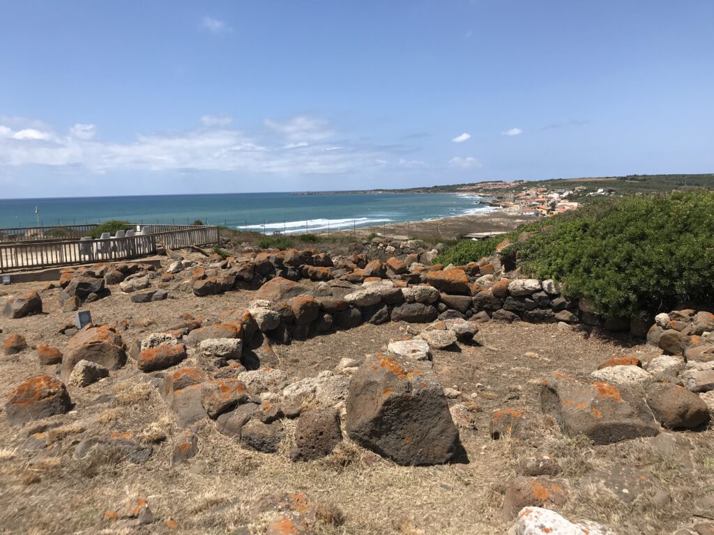 Visuale del sito nuragico di Murru Mannu, all'interno dell'area archeologica di Tharros (fonte: Mare Calmo)