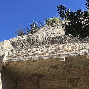 Particolare delle decorazioni nel frontone della Grotta della Vipera, Cagliari (fonte: Mare Calmo).